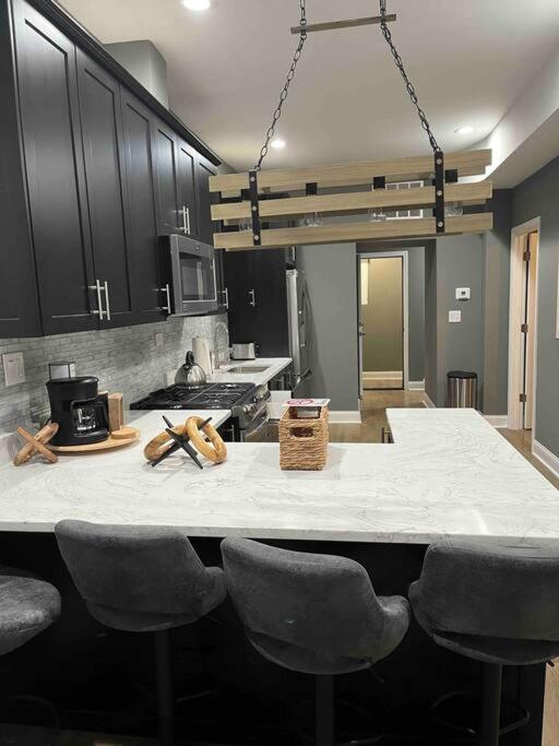 Neutral Spiraled Vibes Apartment Chicago Exterior foto