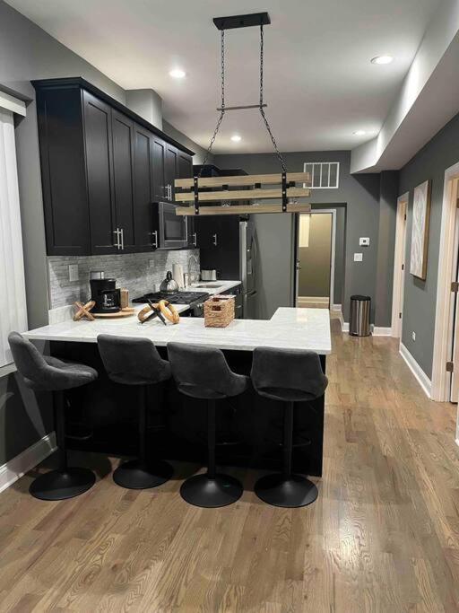 Neutral Spiraled Vibes Apartment Chicago Exterior foto